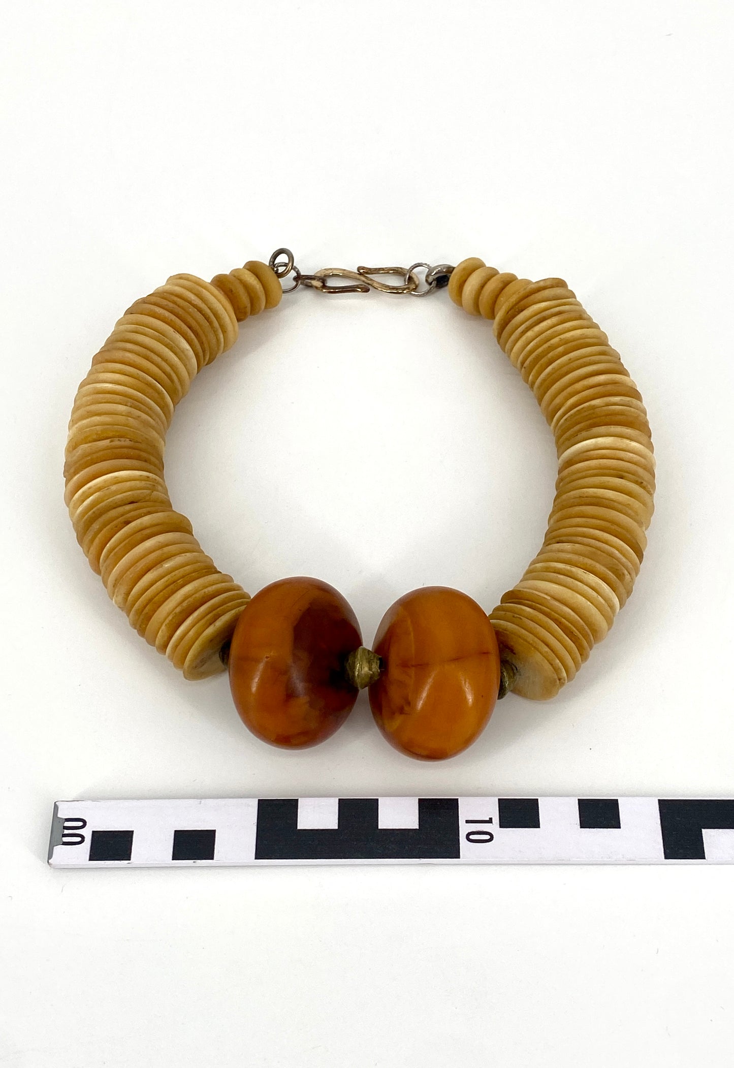 Statement Halskette auch Naturmaterial und Baumharz in traditionellem, afrikanischen Stil