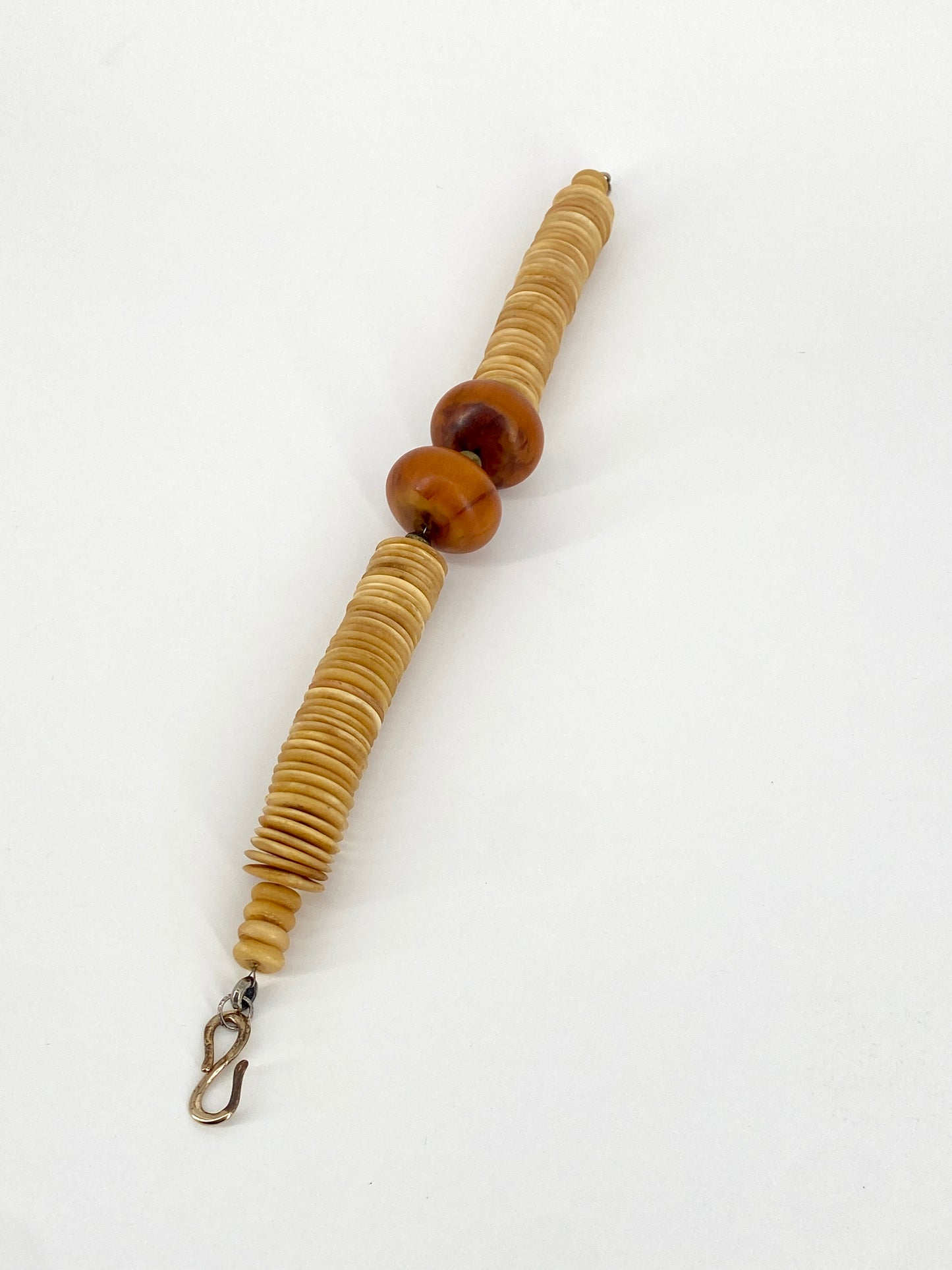 Statement Halskette auch Naturmaterial und Baumharz in traditionellem, afrikanischen Stil