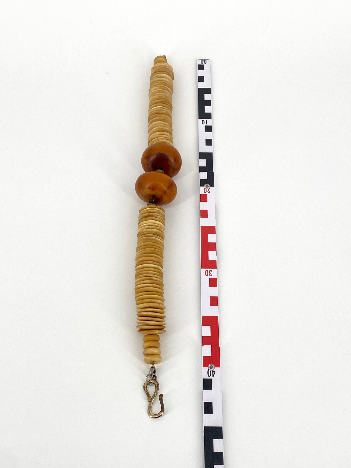 Statement Halskette auch Naturmaterial und Baumharz in traditionellem, afrikanischen Stil