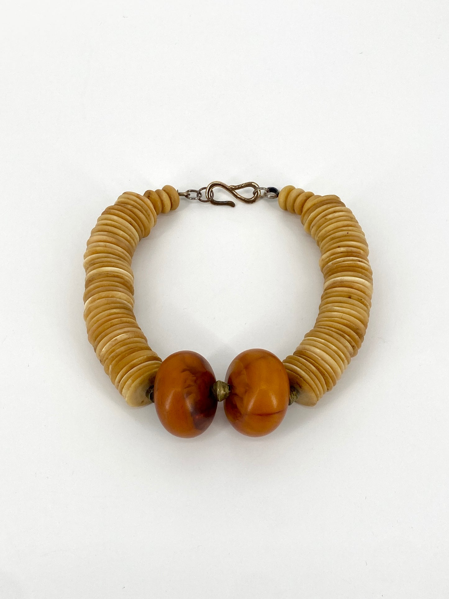 Statement Halskette auch Naturmaterial und Baumharz in traditionellem, afrikanischen Stil