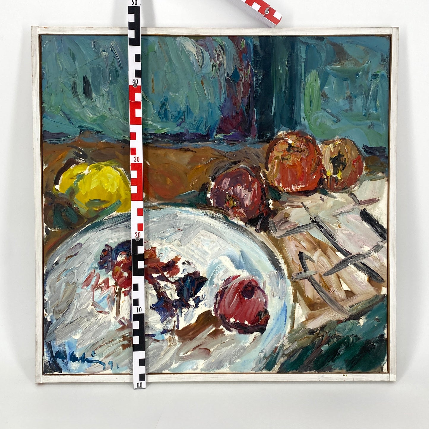 Ölgemälde "Weißer Teller, Äpfel" von Roland Ladwig auf Leinwand