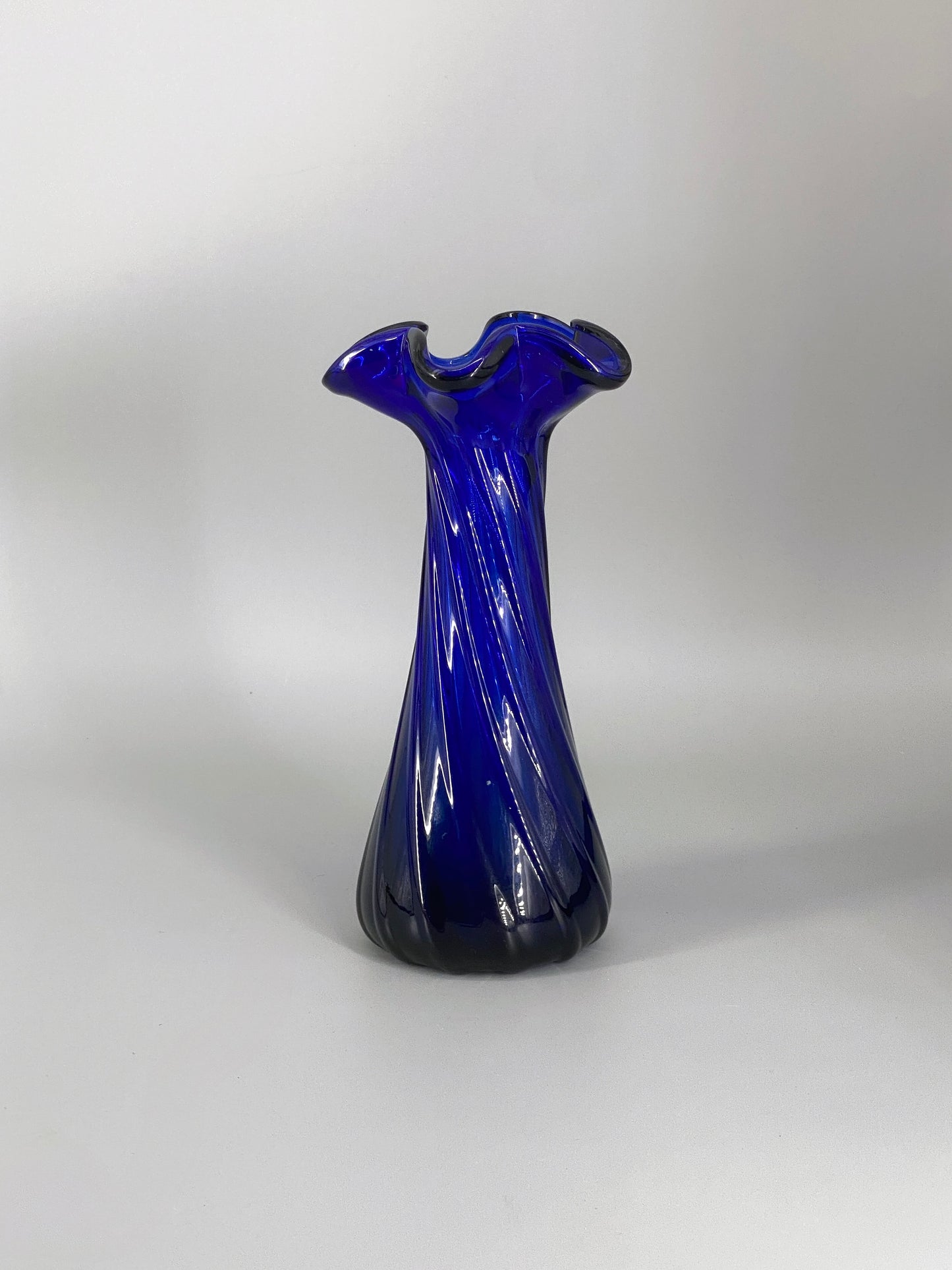 Spiralförmige Vase aus Murano Glas in tiefem Kobaltblau, Italien