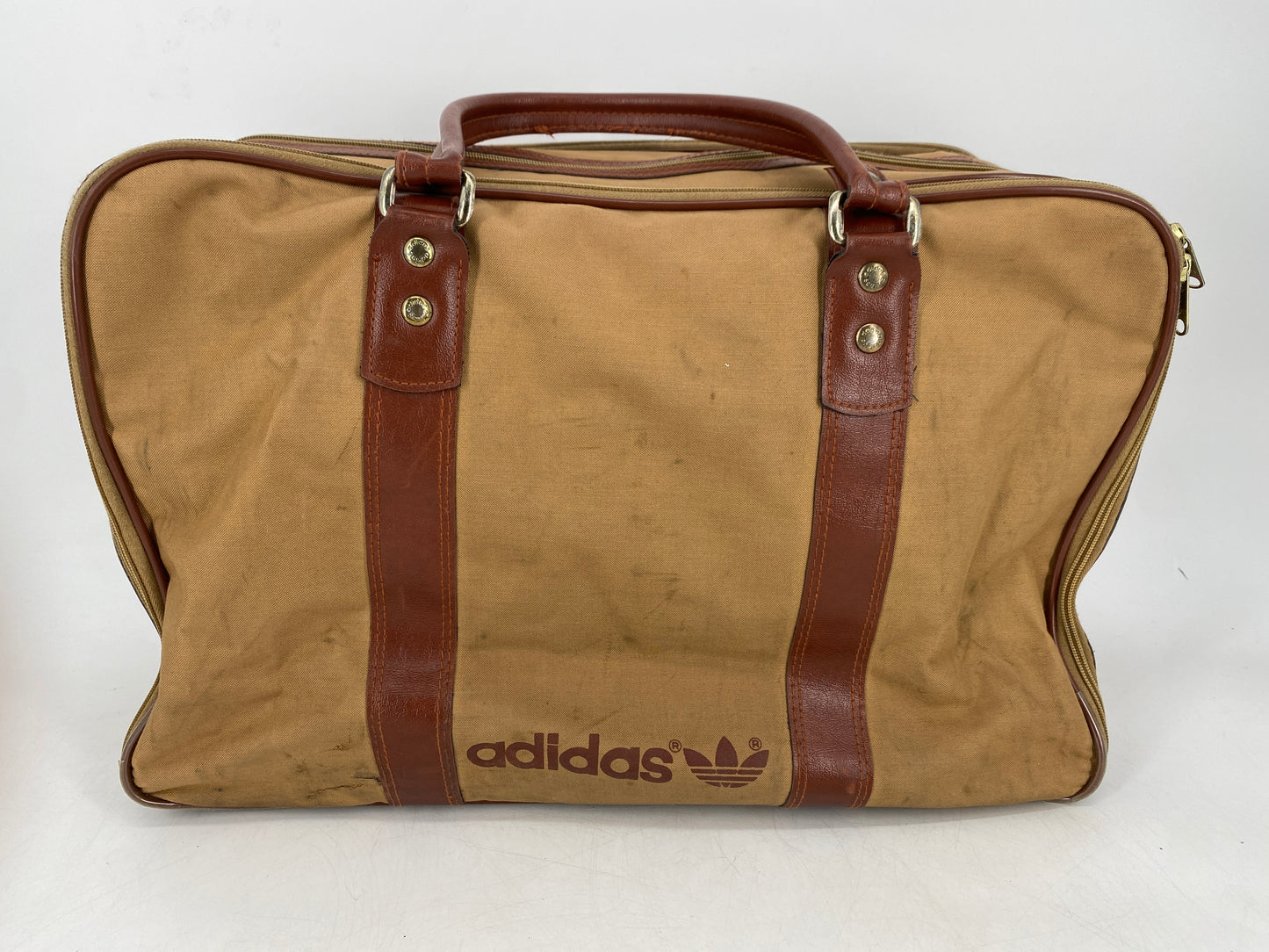 Vintage Sporttasche von Adidas mit ikonischen Trefoil logo