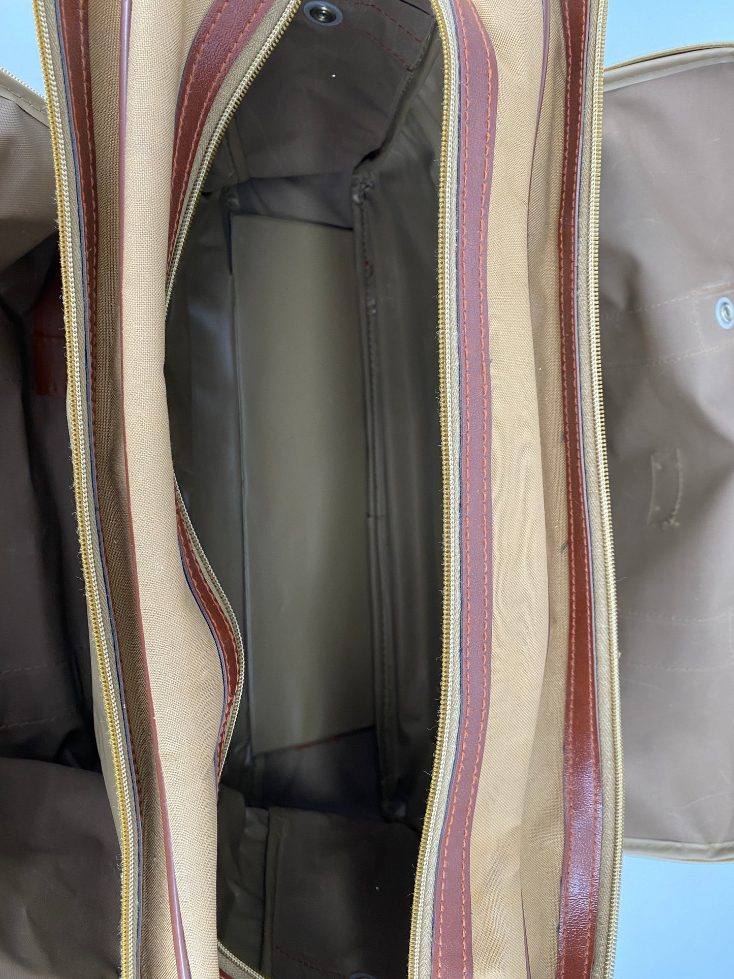 Vintage Sporttasche von Adidas mit ikonischen Trefoil logo