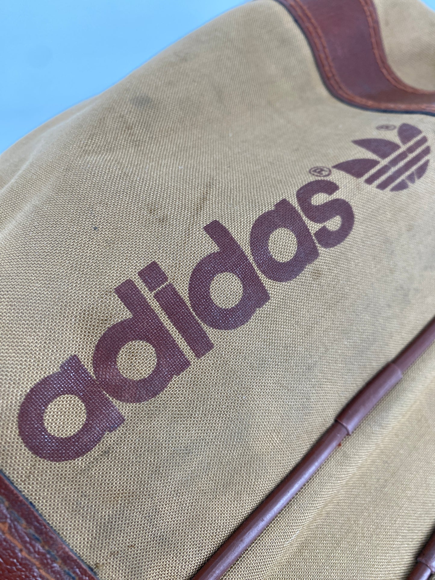 Vintage Sporttasche von Adidas mit ikonischen Trefoil logo
