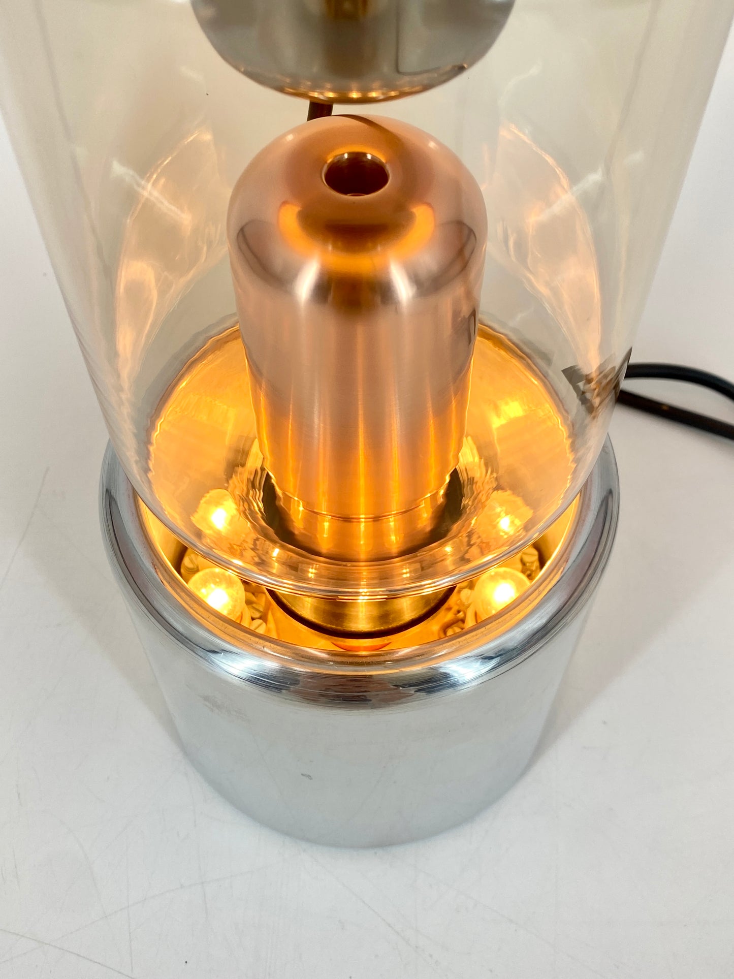 Tischlampe aus Röntgenröhre mit rotem Stoffschirm