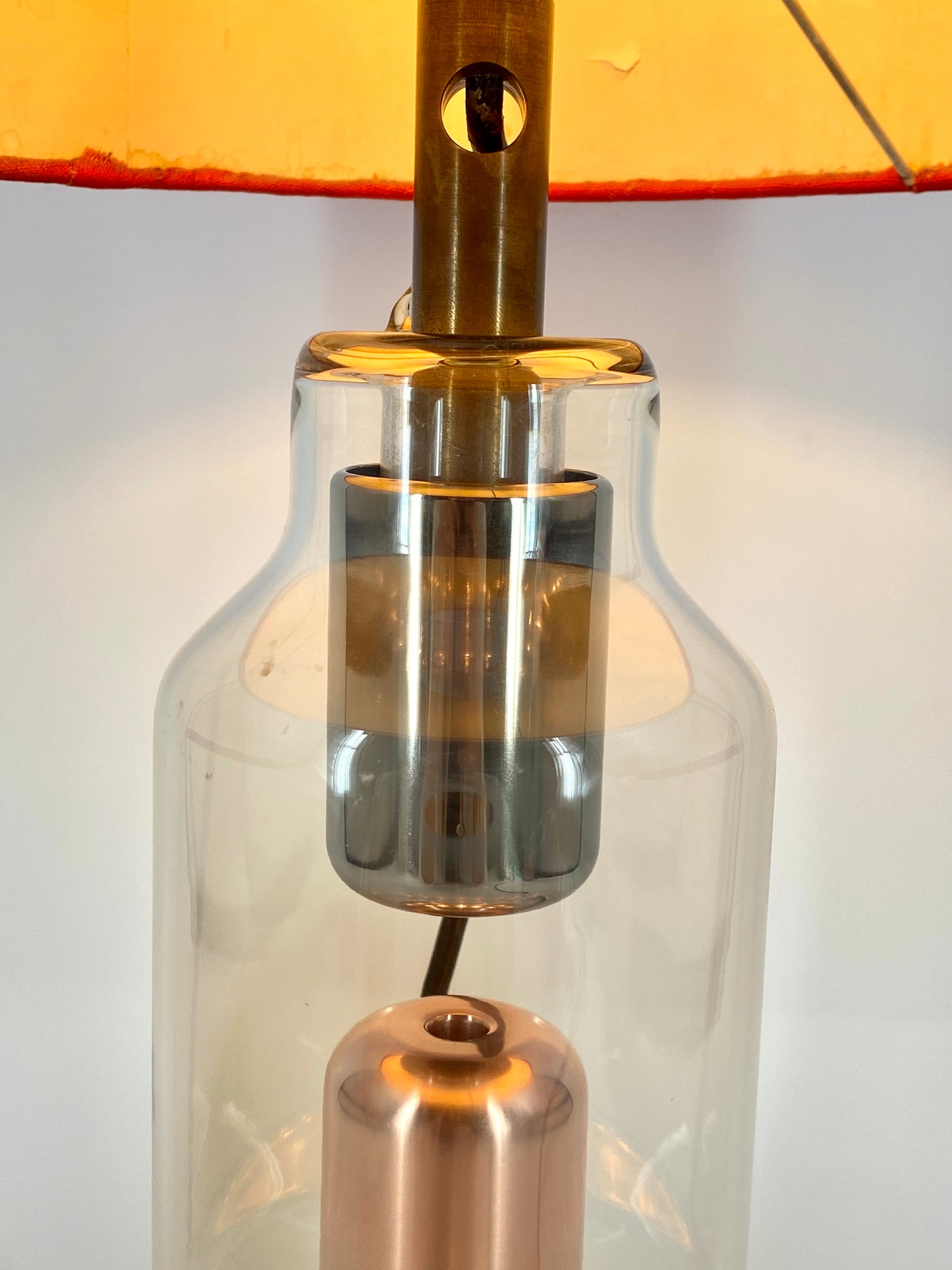 Tischlampe aus Röntgenröhre mit rotem Stoffschirm
