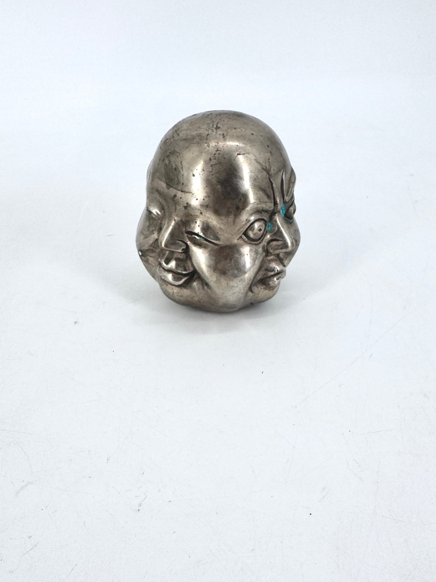 Die 4 Gesichter des Buddha, Kleine und groß. Aus Metall