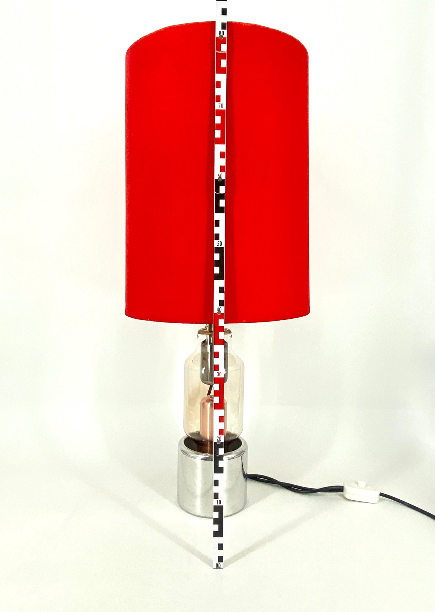 Tischlampe aus Röntgenröhre mit rotem Stoffschirm