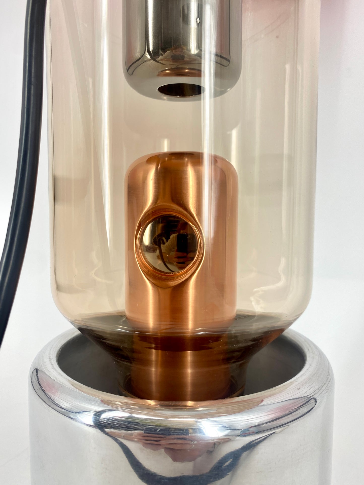 Tischlampe aus Röntgenröhre mit rotem Stoffschirm