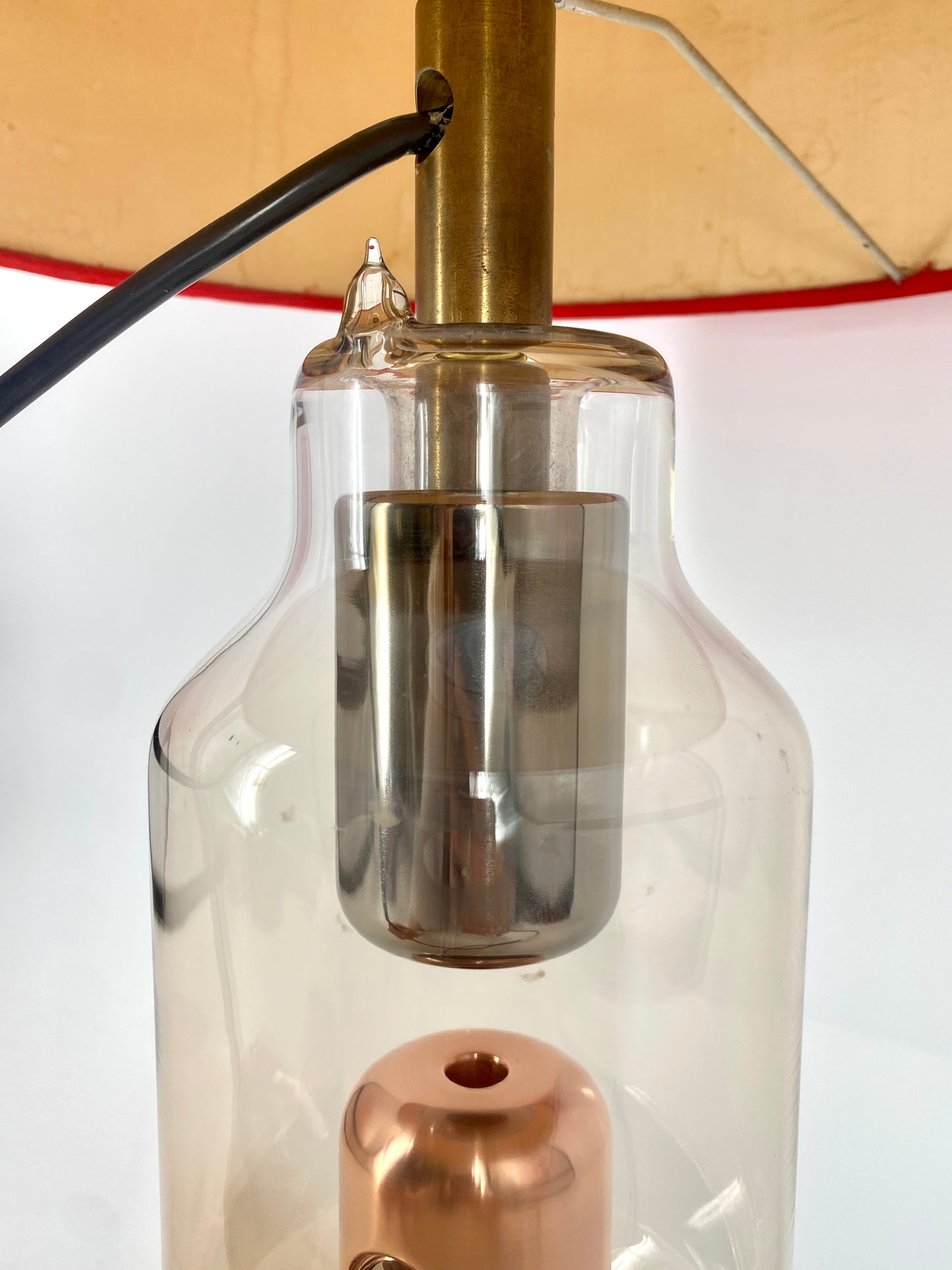 Tischlampe aus Röntgenröhre mit rotem Stoffschirm
