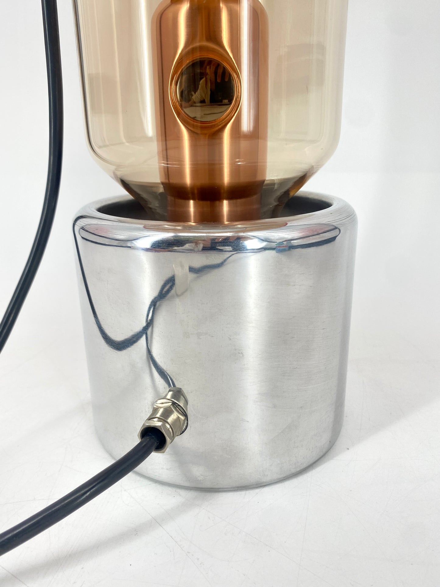 Tischlampe aus Röntgenröhre mit rotem Stoffschirm