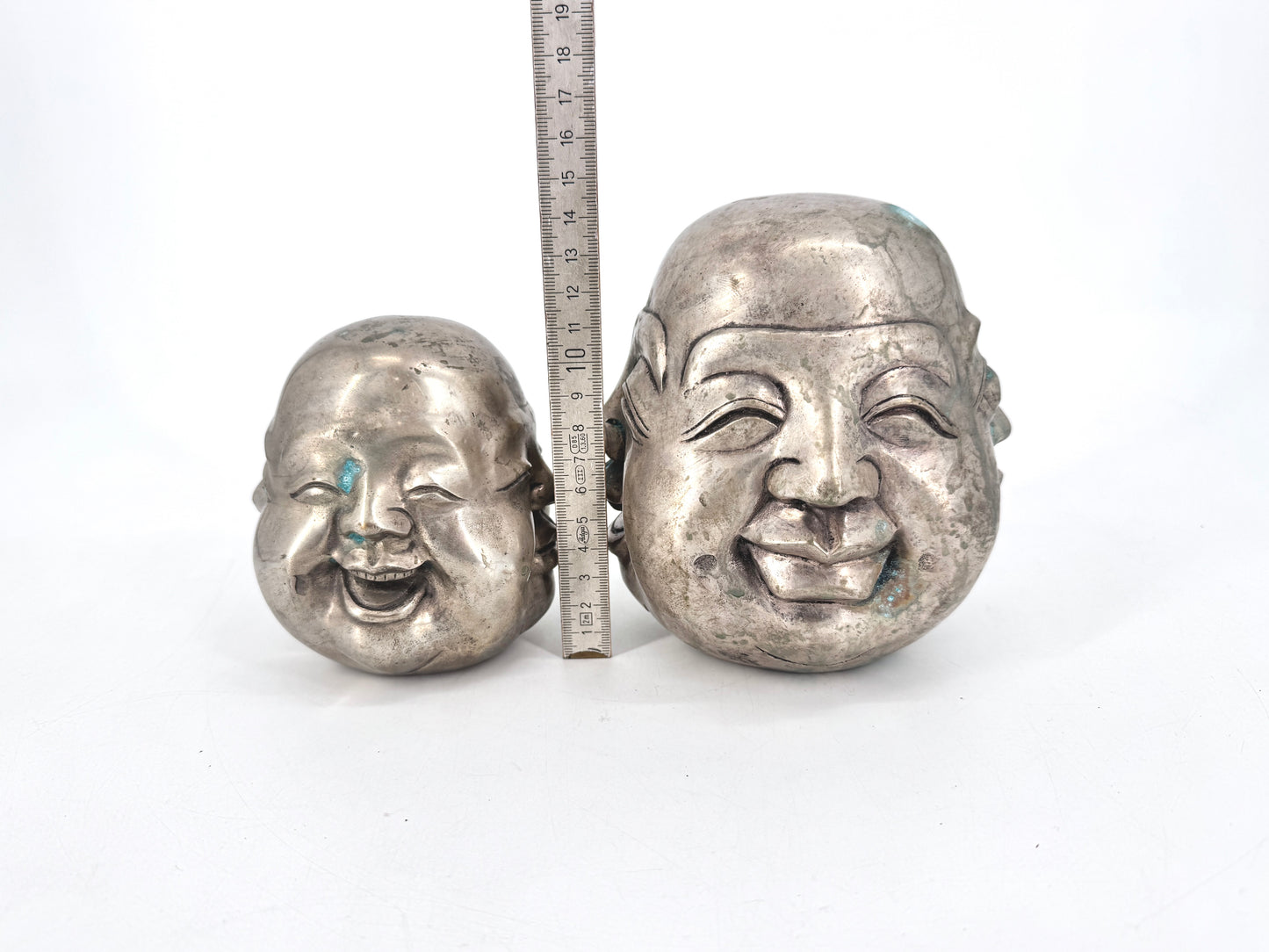 Die 4 Gesichter des Buddha, Kleine und groß. Aus Metall