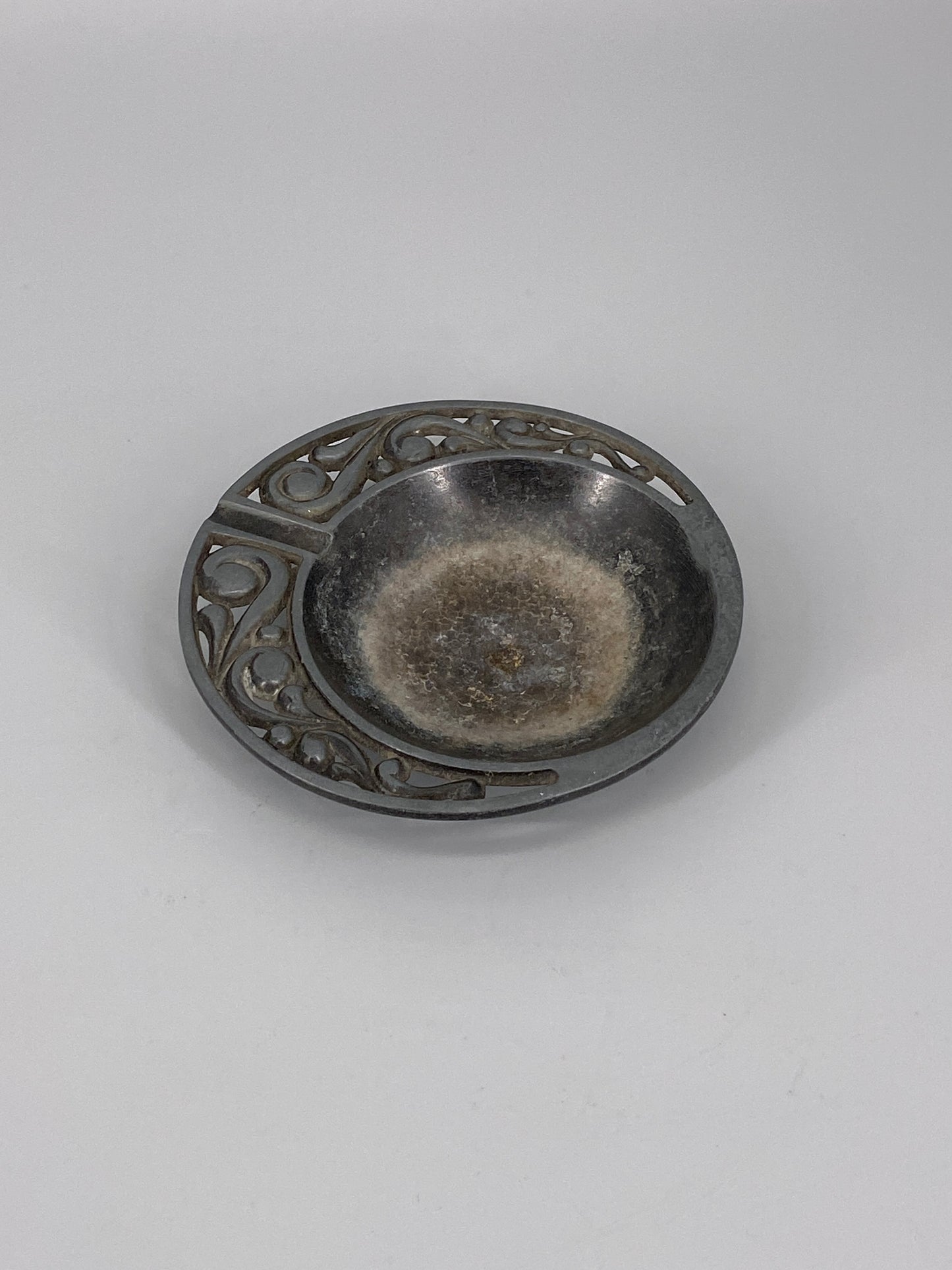 Jugendstil Aschenbecher aus Zinn, 20. Jahrhundert