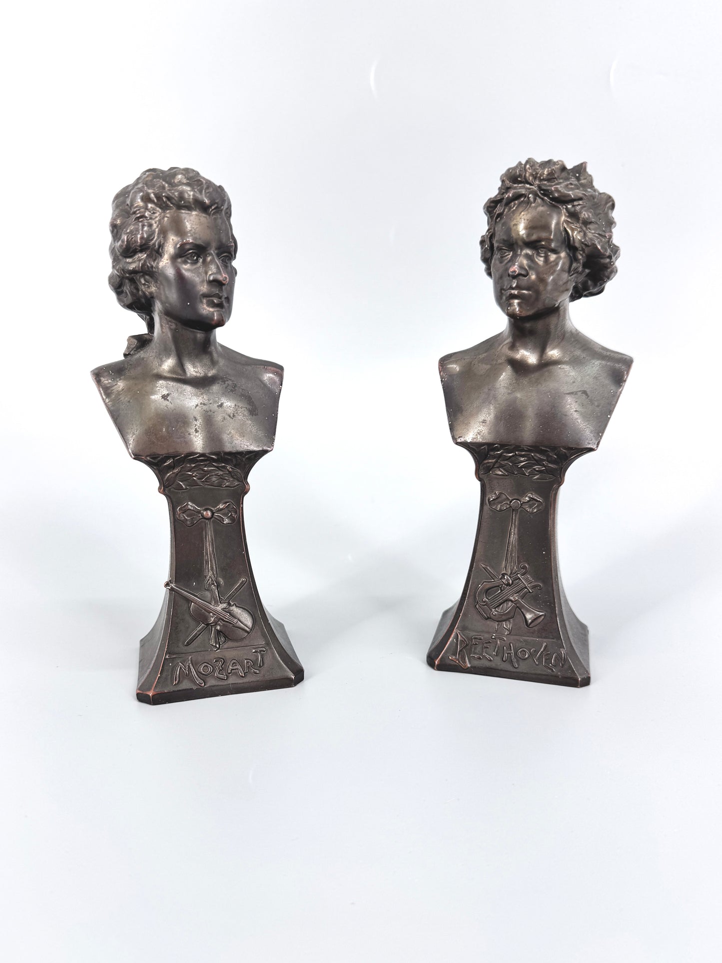 2x Büsten vpn Beethoven und Mozart. Mit Jugendstil-Inschrift