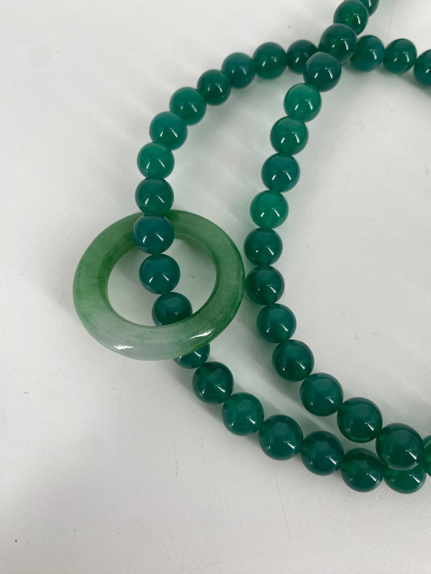 Konvolut von Perlenketten in grün, blau und schwarz