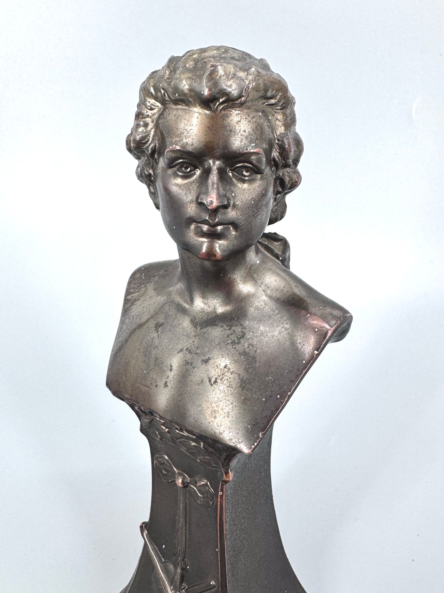 2x Büsten vpn Beethoven und Mozart. Mit Jugendstil-Inschrift