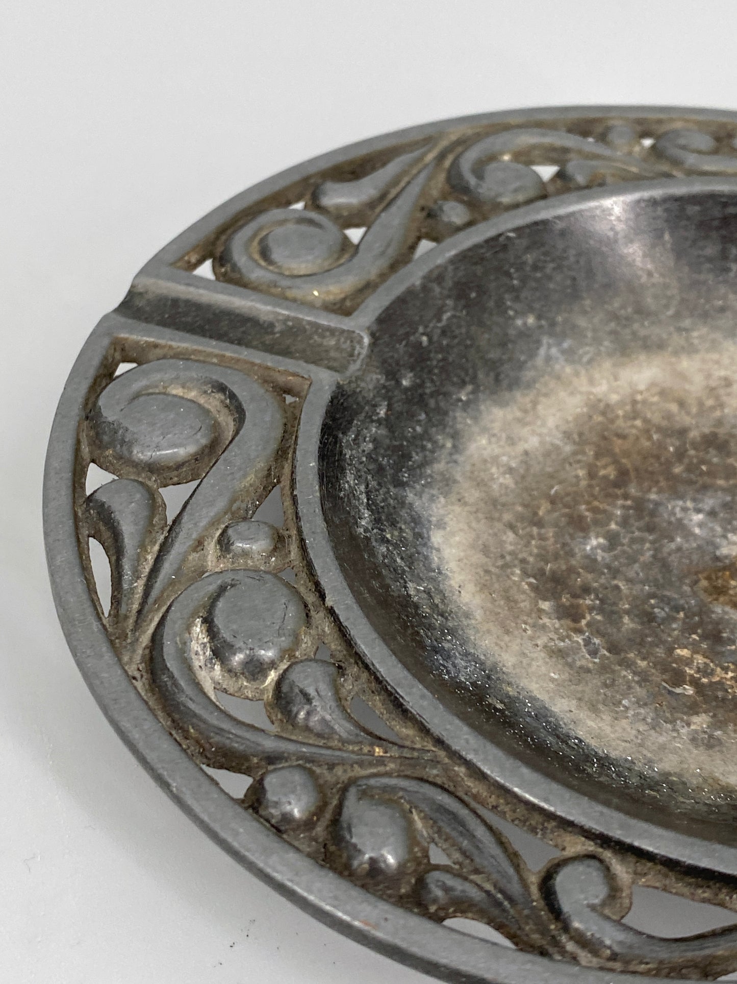 Jugendstil Aschenbecher aus Zinn, 20. Jahrhundert