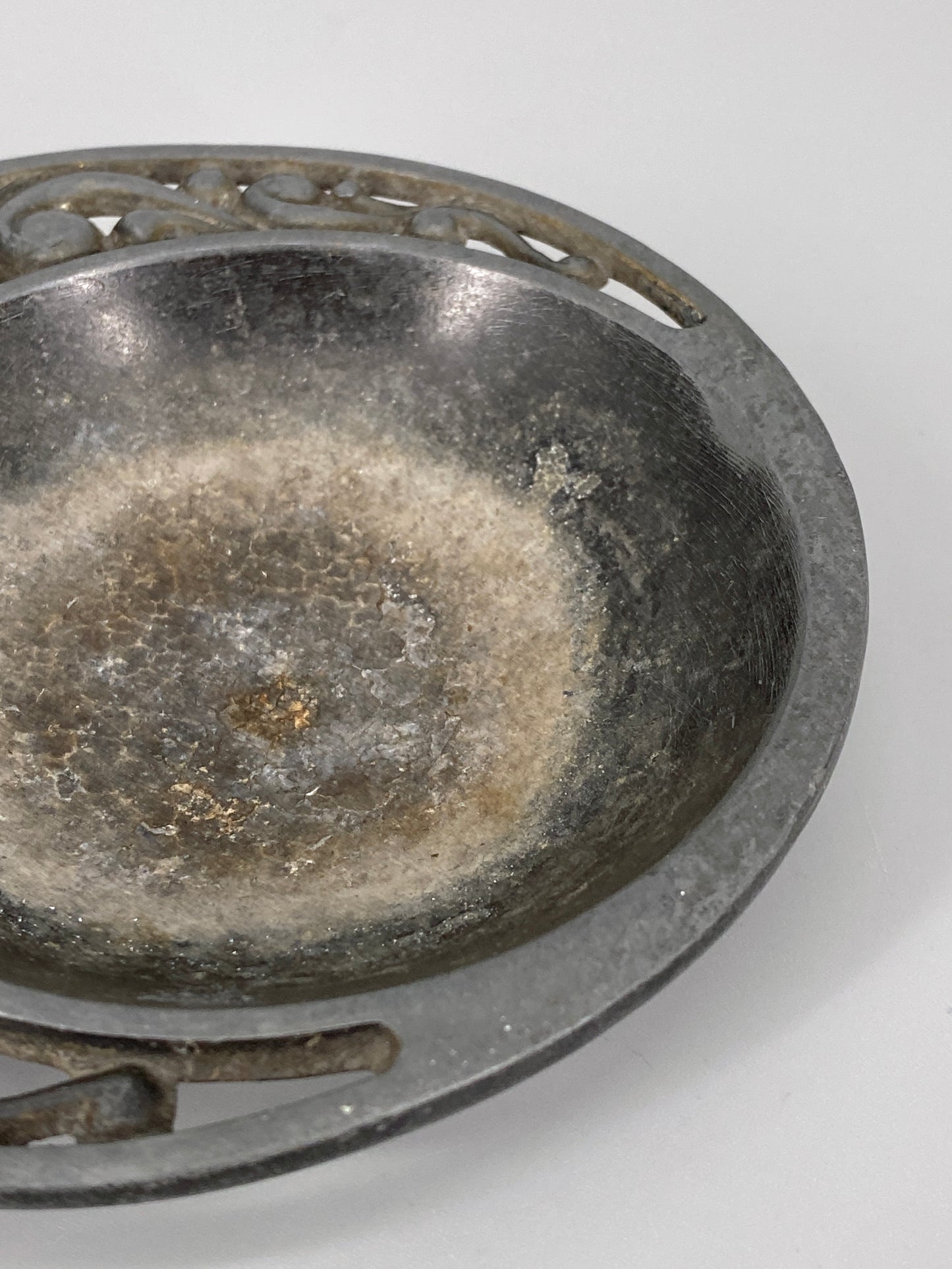 Jugendstil Aschenbecher aus Zinn, 20. Jahrhundert