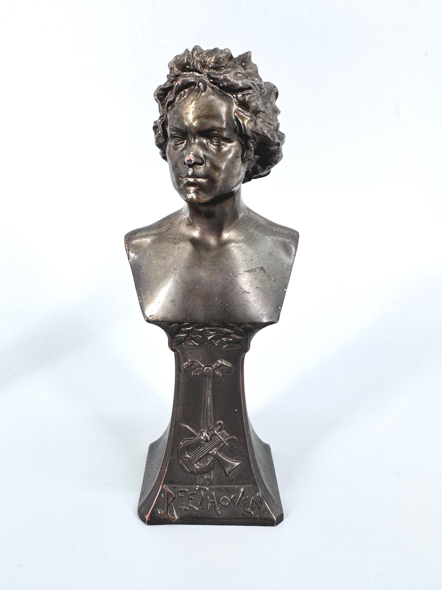 2x Büsten vpn Beethoven und Mozart. Mit Jugendstil-Inschrift