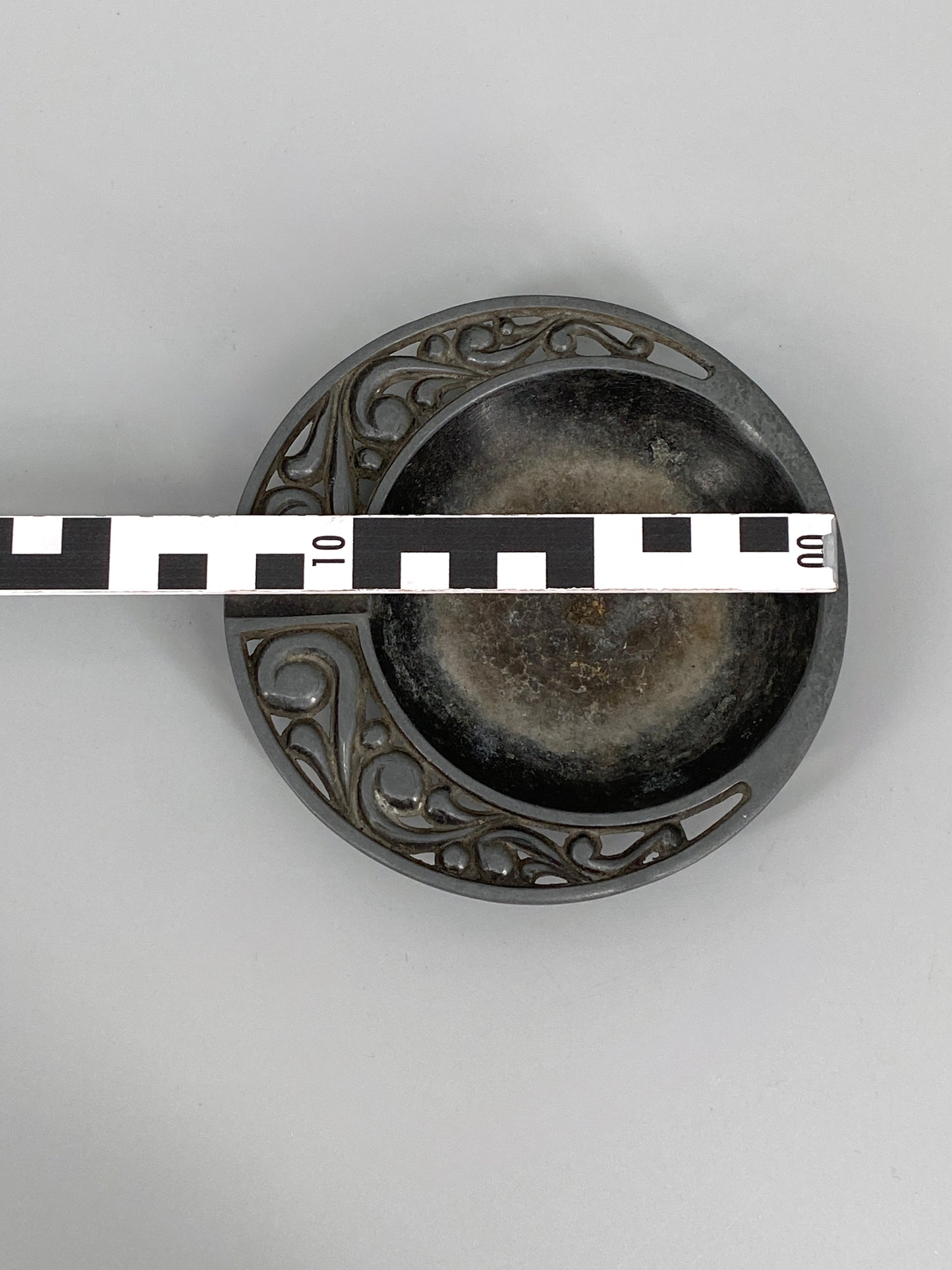 Jugendstil Aschenbecher aus Zinn, 20. Jahrhundert
