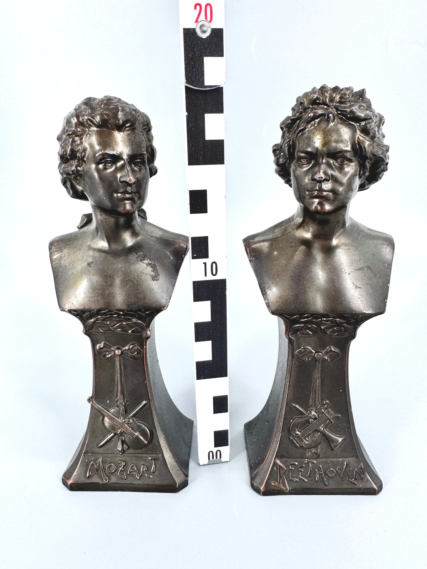 2x Büsten vpn Beethoven und Mozart. Mit Jugendstil-Inschrift