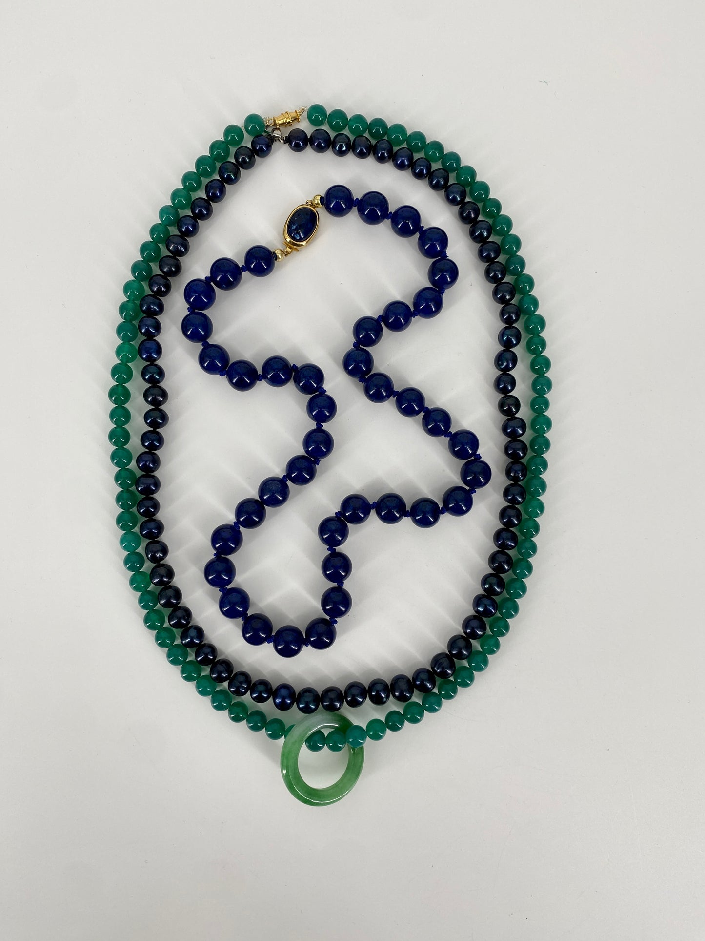 Konvolut von Perlenketten in grün, blau und schwarz