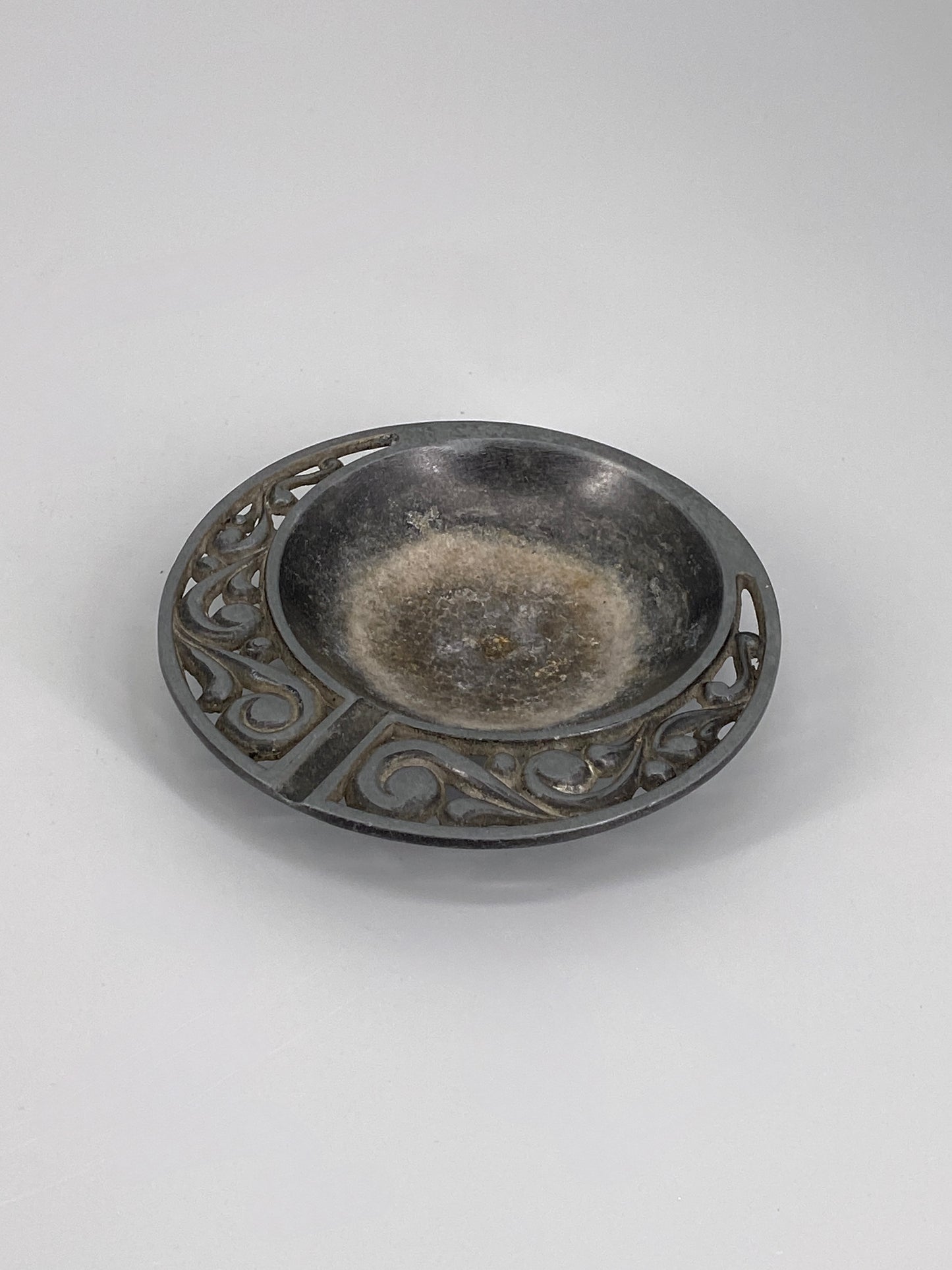 Jugendstil Aschenbecher aus Zinn, 20. Jahrhundert