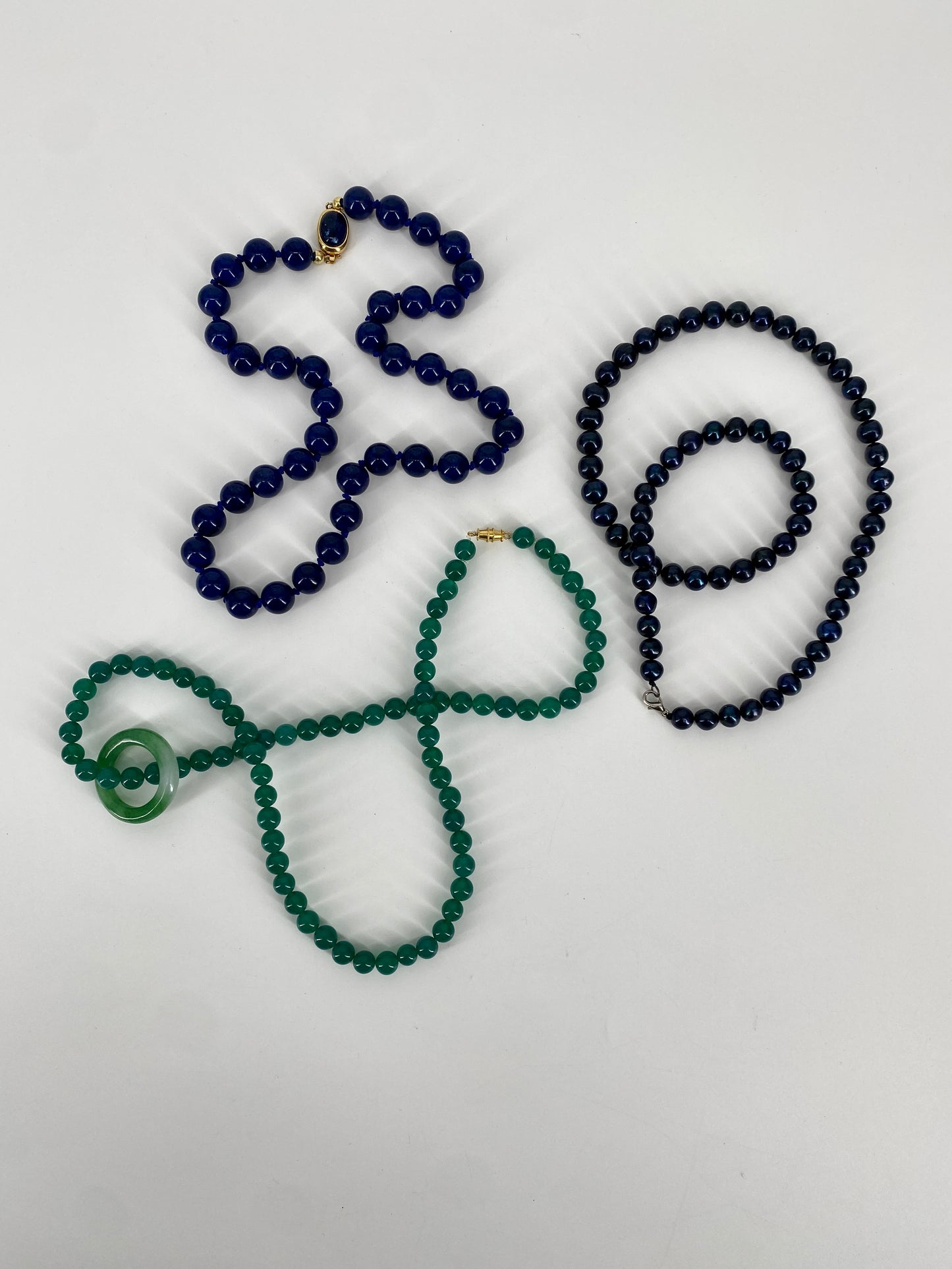 Konvolut von Perlenketten in grün, blau und schwarz