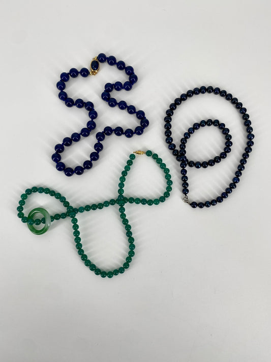 Konvolut von Perlenketten in grün, blau und schwarz