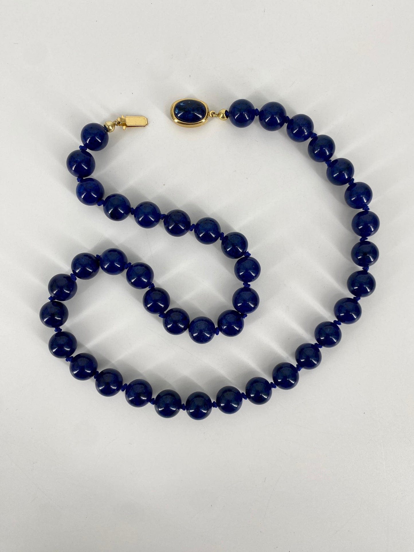 Konvolut von Perlenketten in grün, blau und schwarz