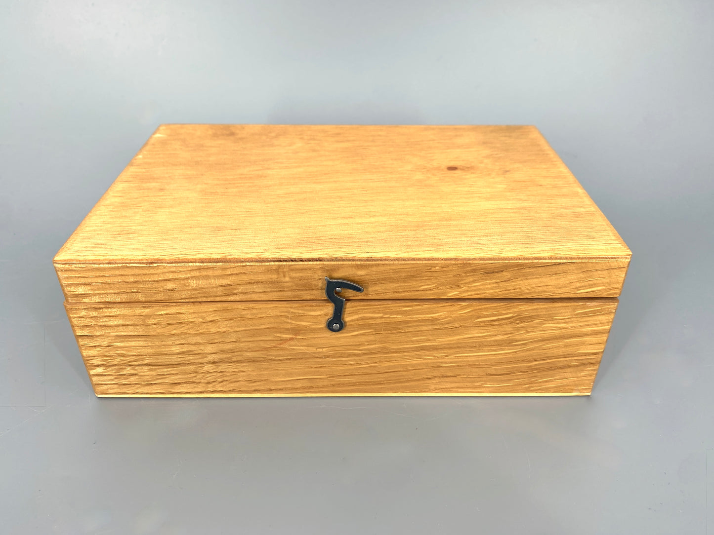 Schachfiguren aus Holz mit Schatulle. Pferd mit Glasauge, Boden Filzbeschlagen.
