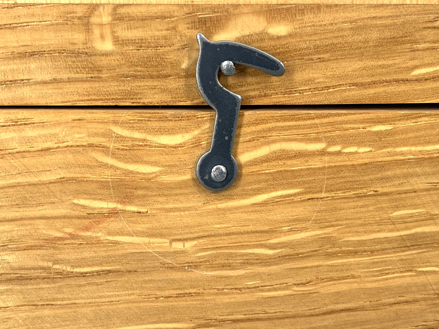Schachfiguren aus Holz mit Schatulle. Pferd mit Glasauge, Boden Filzbeschlagen.
