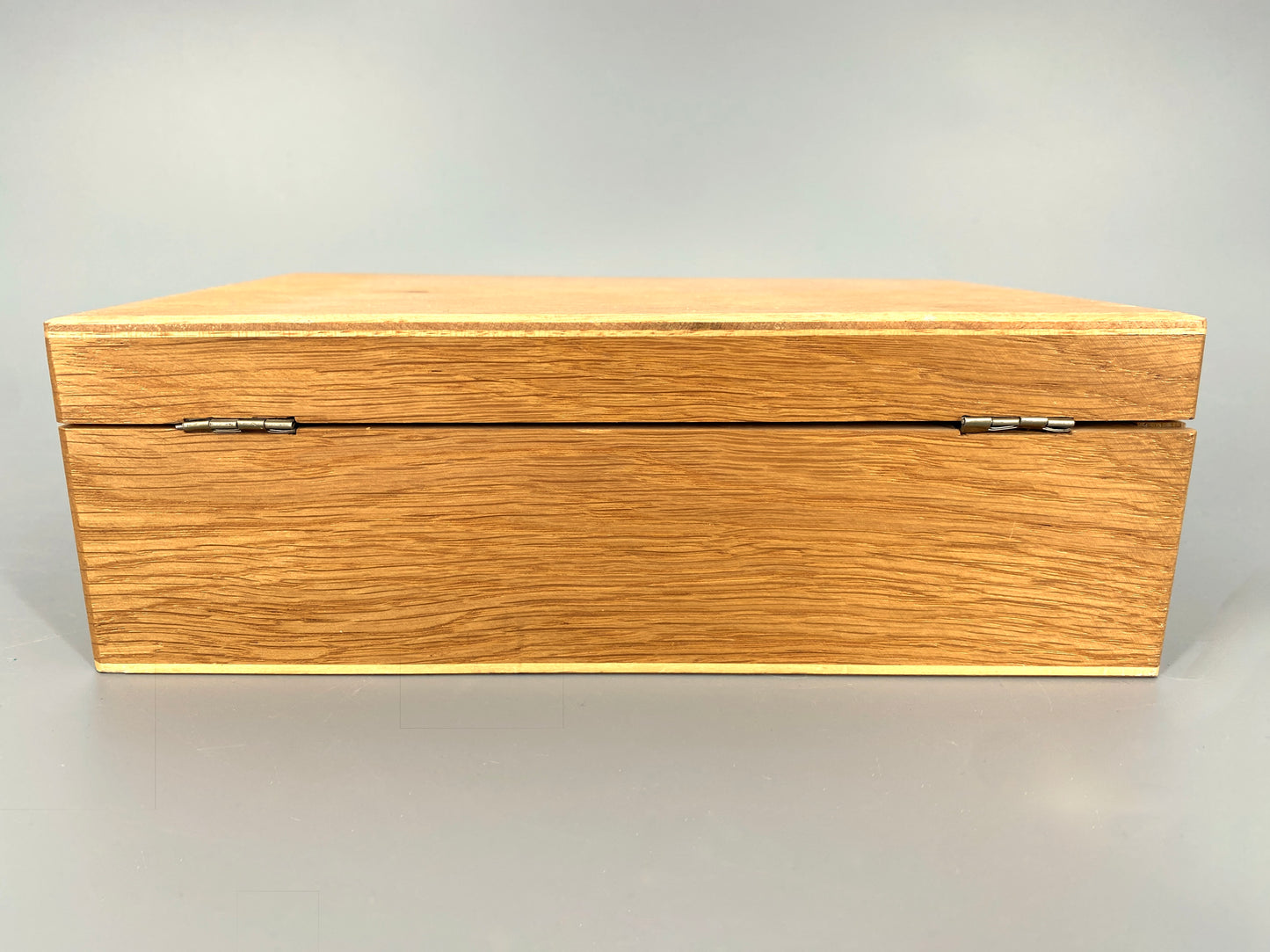 Schachfiguren aus Holz mit Schatulle. Pferd mit Glasauge, Boden Filzbeschlagen.