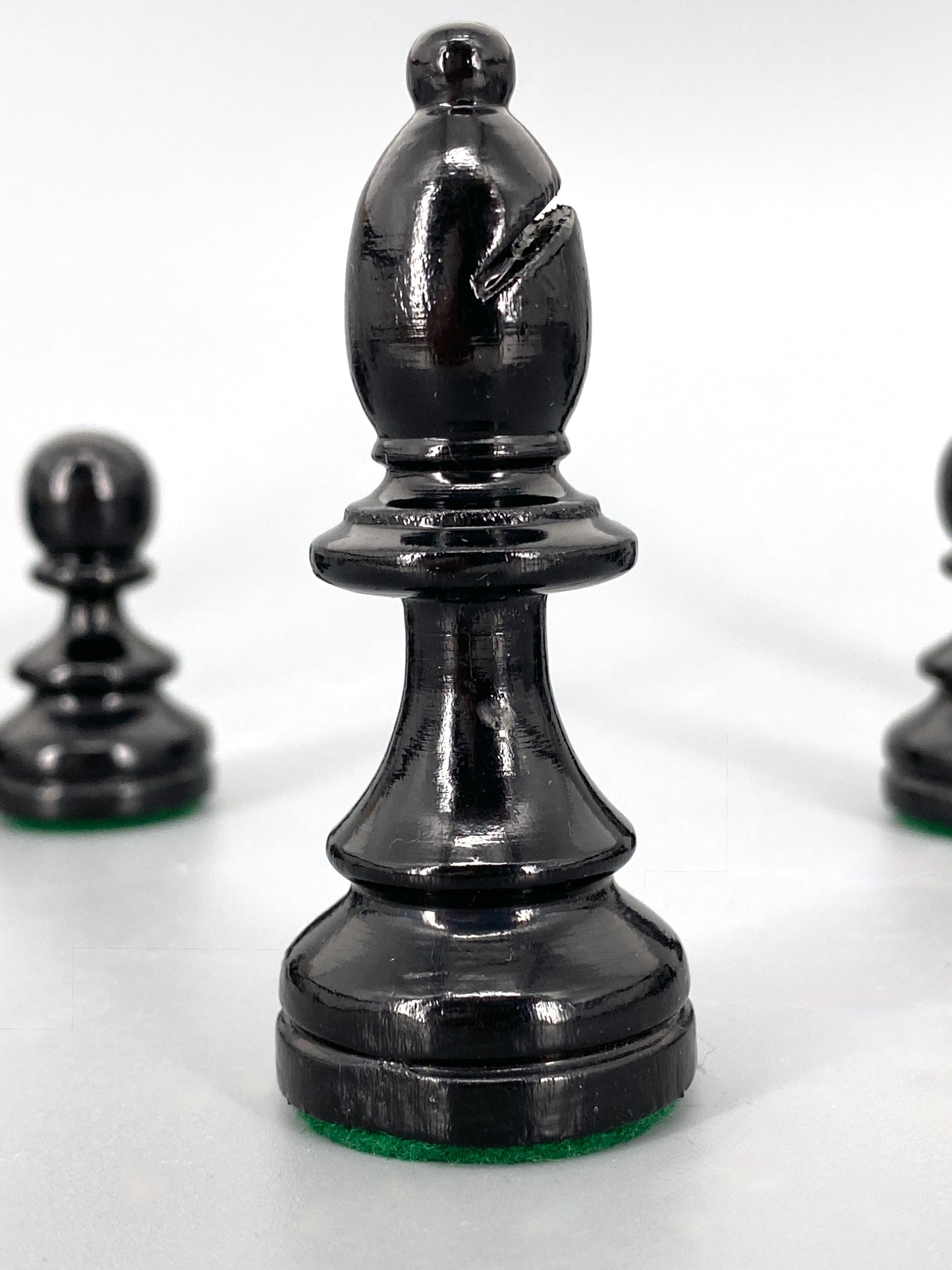 Schachfiguren aus Holz mit Schatulle. Pferd mit Glasauge, Boden Filzbeschlagen.