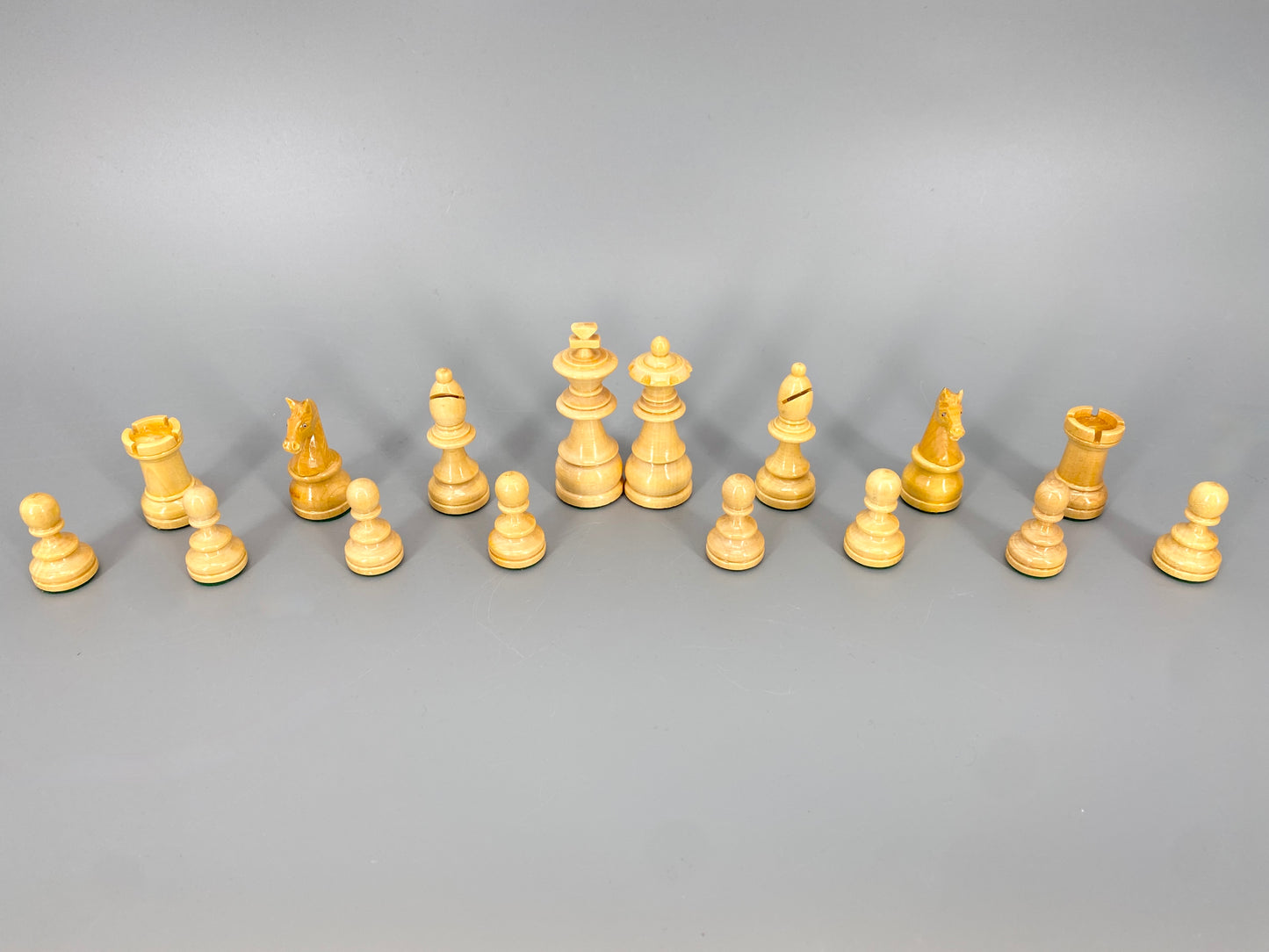 Schachfiguren aus Holz mit Schatulle. Pferd mit Glasauge, Boden Filzbeschlagen.