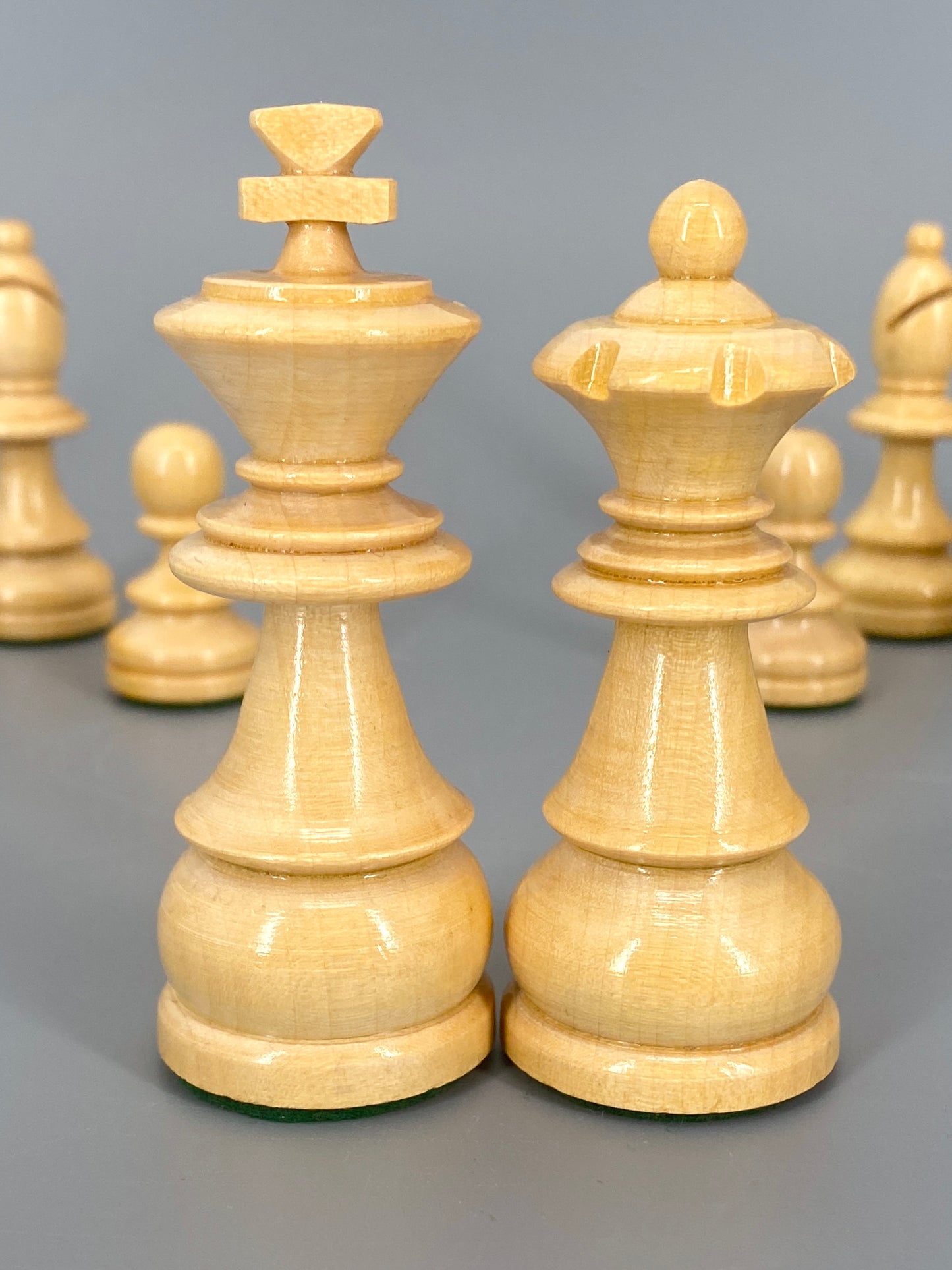 Schachfiguren aus Holz mit Schatulle. Pferd mit Glasauge, Boden Filzbeschlagen.