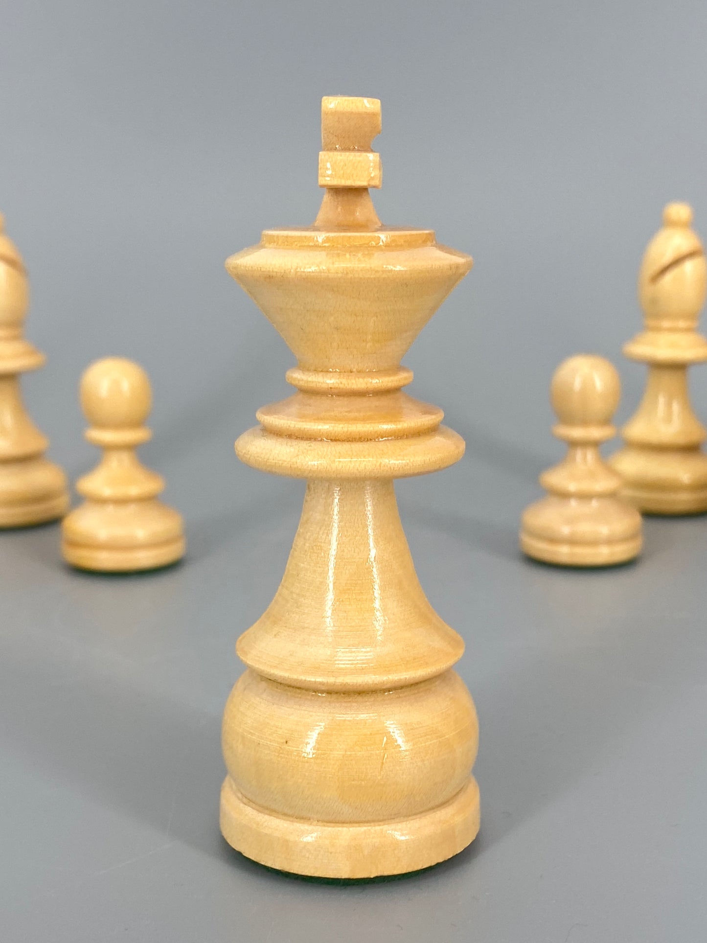 Schachfiguren aus Holz mit Schatulle. Pferd mit Glasauge, Boden Filzbeschlagen.