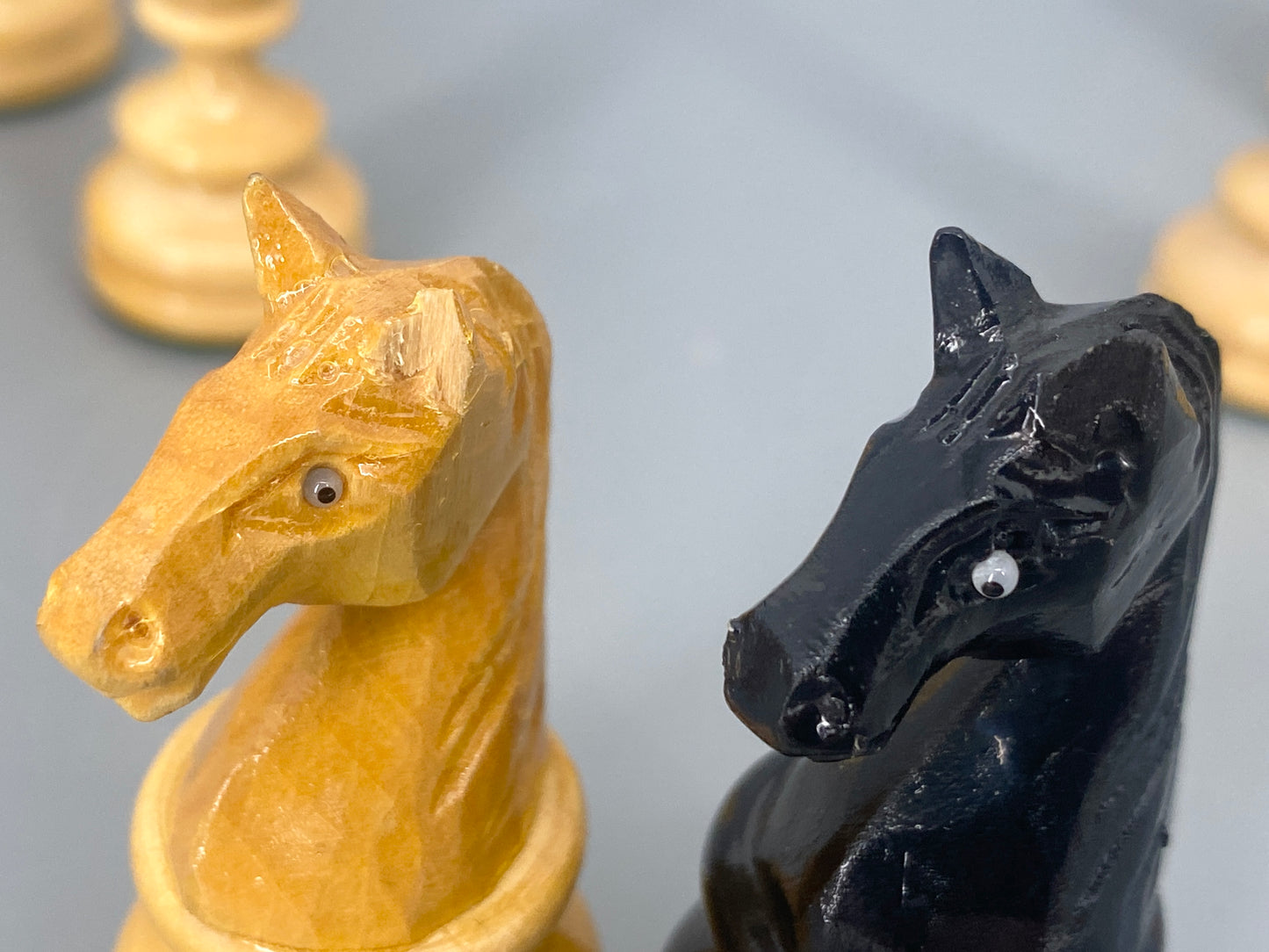 Schachfiguren aus Holz mit Schatulle. Pferd mit Glasauge, Boden Filzbeschlagen.