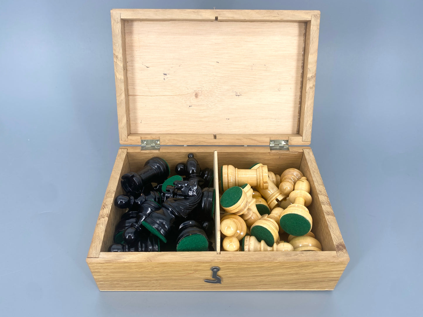Schachfiguren aus Holz mit Schatulle. Pferd mit Glasauge, Boden Filzbeschlagen.