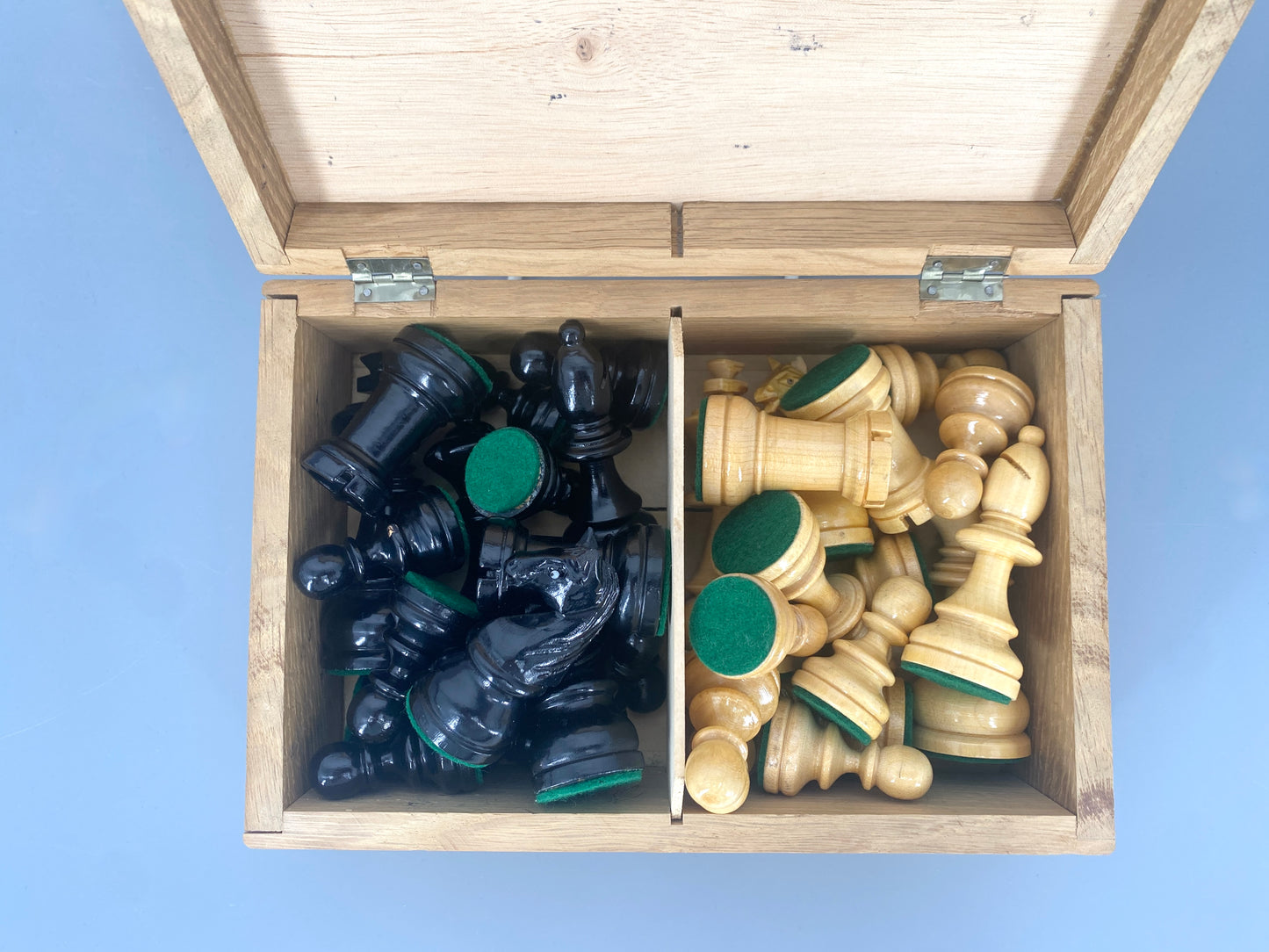 Schachfiguren aus Holz mit Schatulle. Pferd mit Glasauge, Boden Filzbeschlagen.