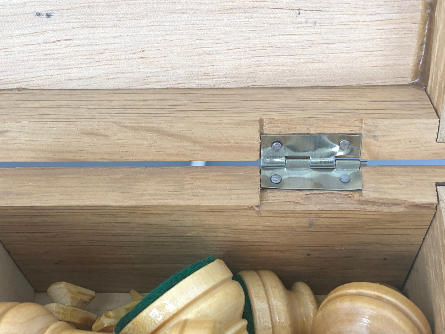 Schachfiguren aus Holz mit Schatulle. Pferd mit Glasauge, Boden Filzbeschlagen.