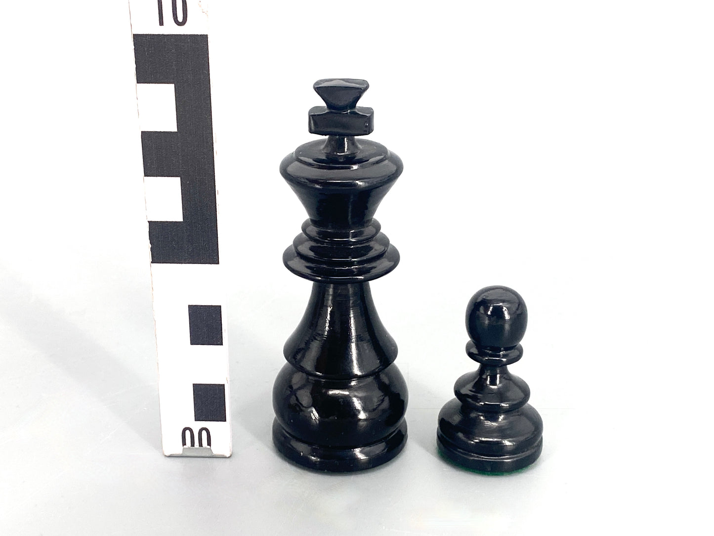 Schachfiguren aus Holz mit Schatulle. Pferd mit Glasauge, Boden Filzbeschlagen.