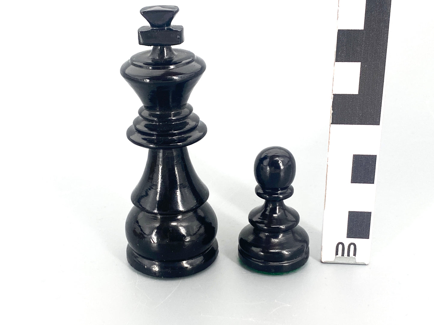 Schachfiguren aus Holz mit Schatulle. Pferd mit Glasauge, Boden Filzbeschlagen.