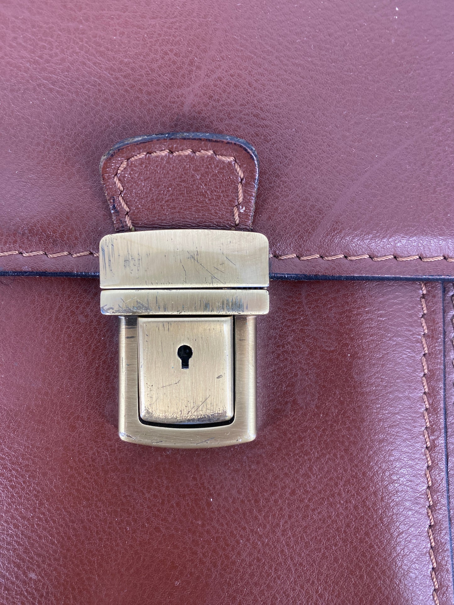 Leder- und Aktentasche, hochwertig. Verschliessbar, mit Tragegriff und vielen Taschen.