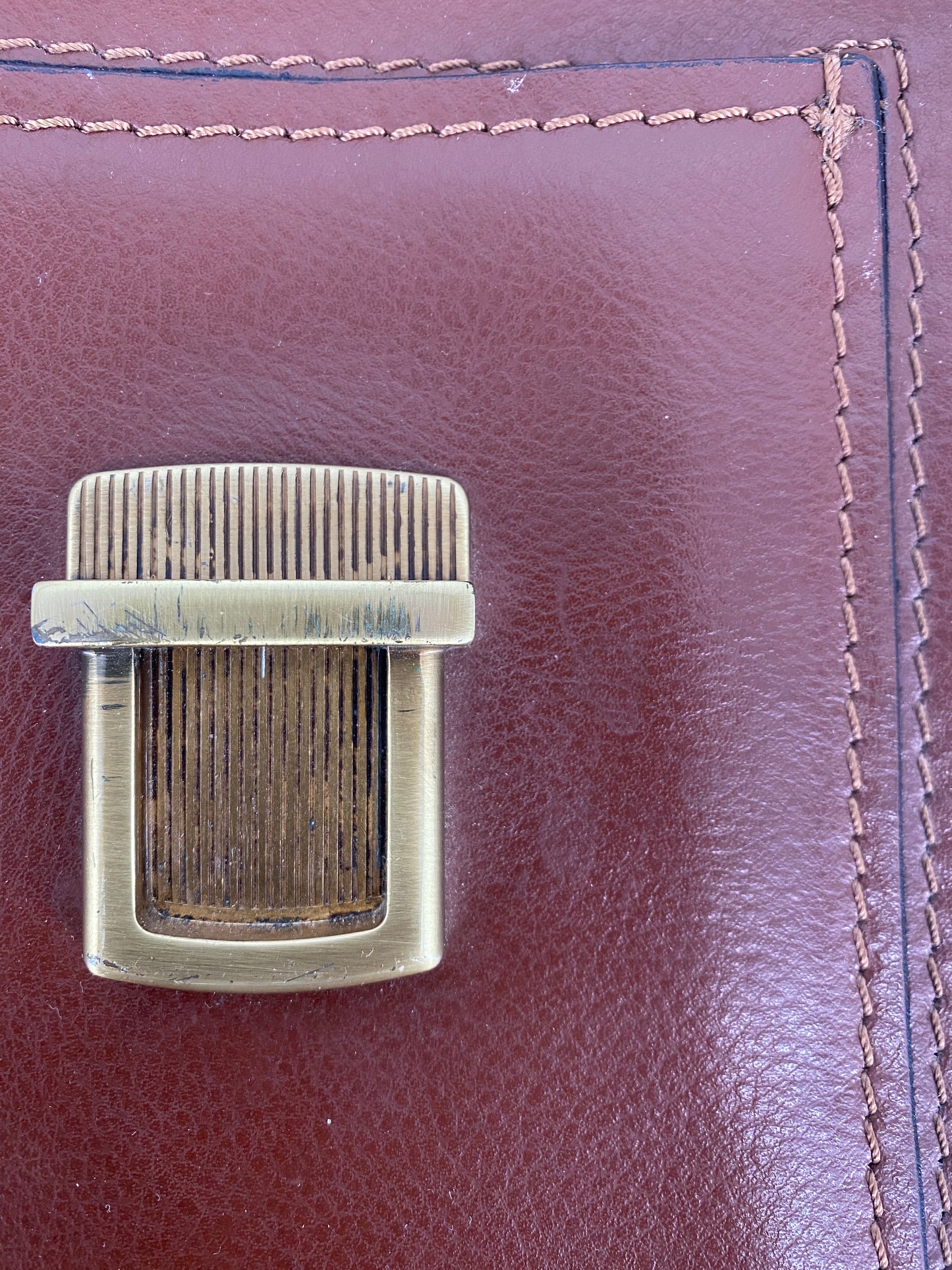 Leder- und Aktentasche, hochwertig. Verschliessbar, mit Tragegriff und vielen Taschen.