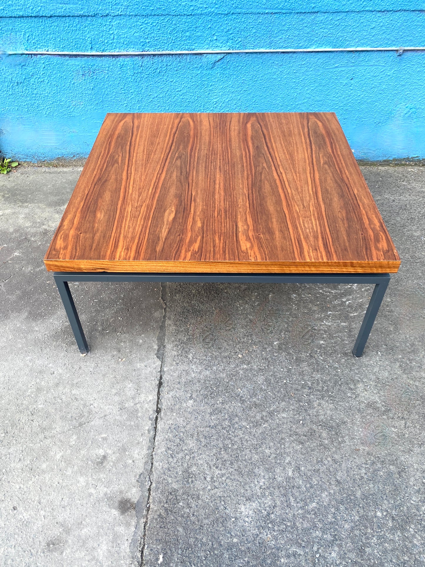 Designer-Couchtisch im minimalen Design, aus Nussbaum. Gestaltet in den 60er, 70er Jahren.
