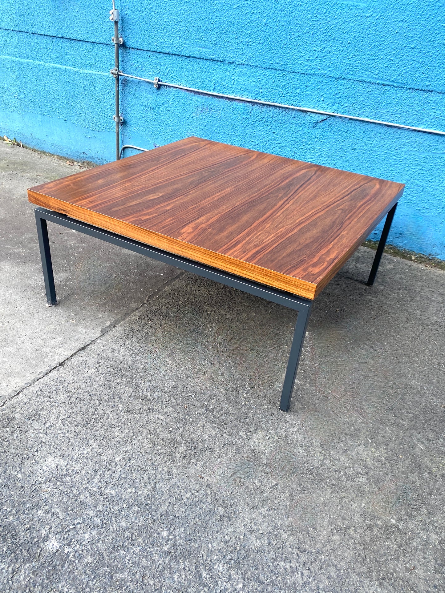 Designer-Couchtisch im minimalen Design, aus Nussbaum. Gestaltet in den 60er, 70er Jahren.