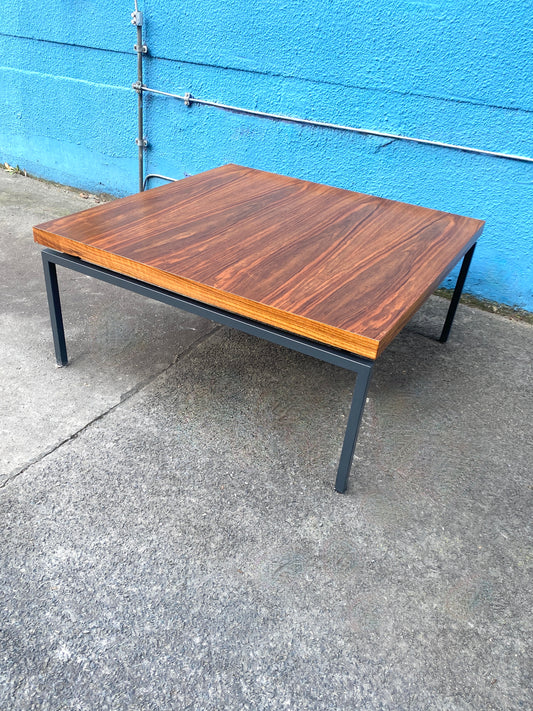 Designer-Couchtisch im minimalen Design, aus Nussbaum. Gestaltet in den 60er, 70er Jahren.