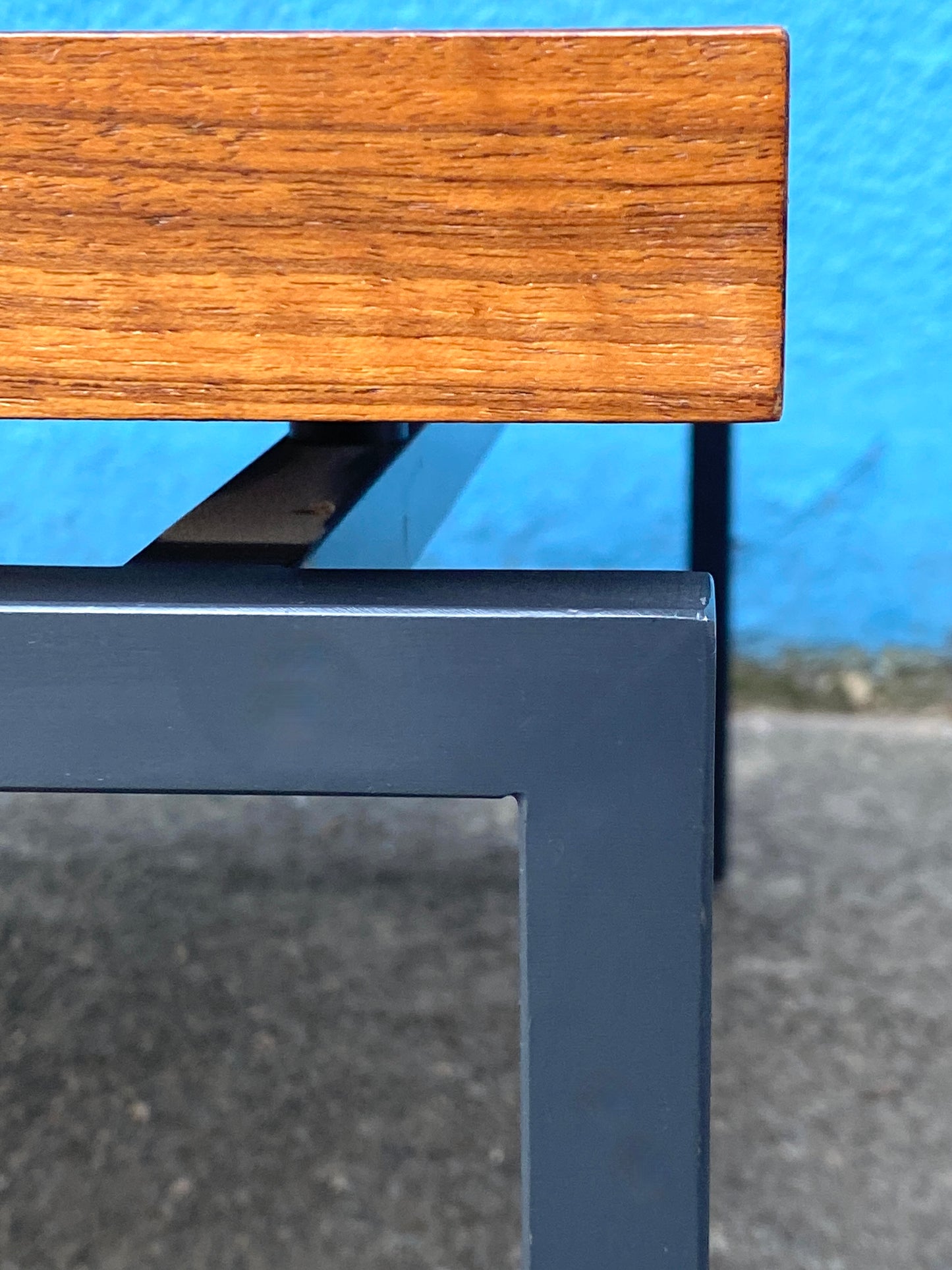Designer-Couchtisch im minimalen Design, aus Nussbaum. Gestaltet in den 60er, 70er Jahren.